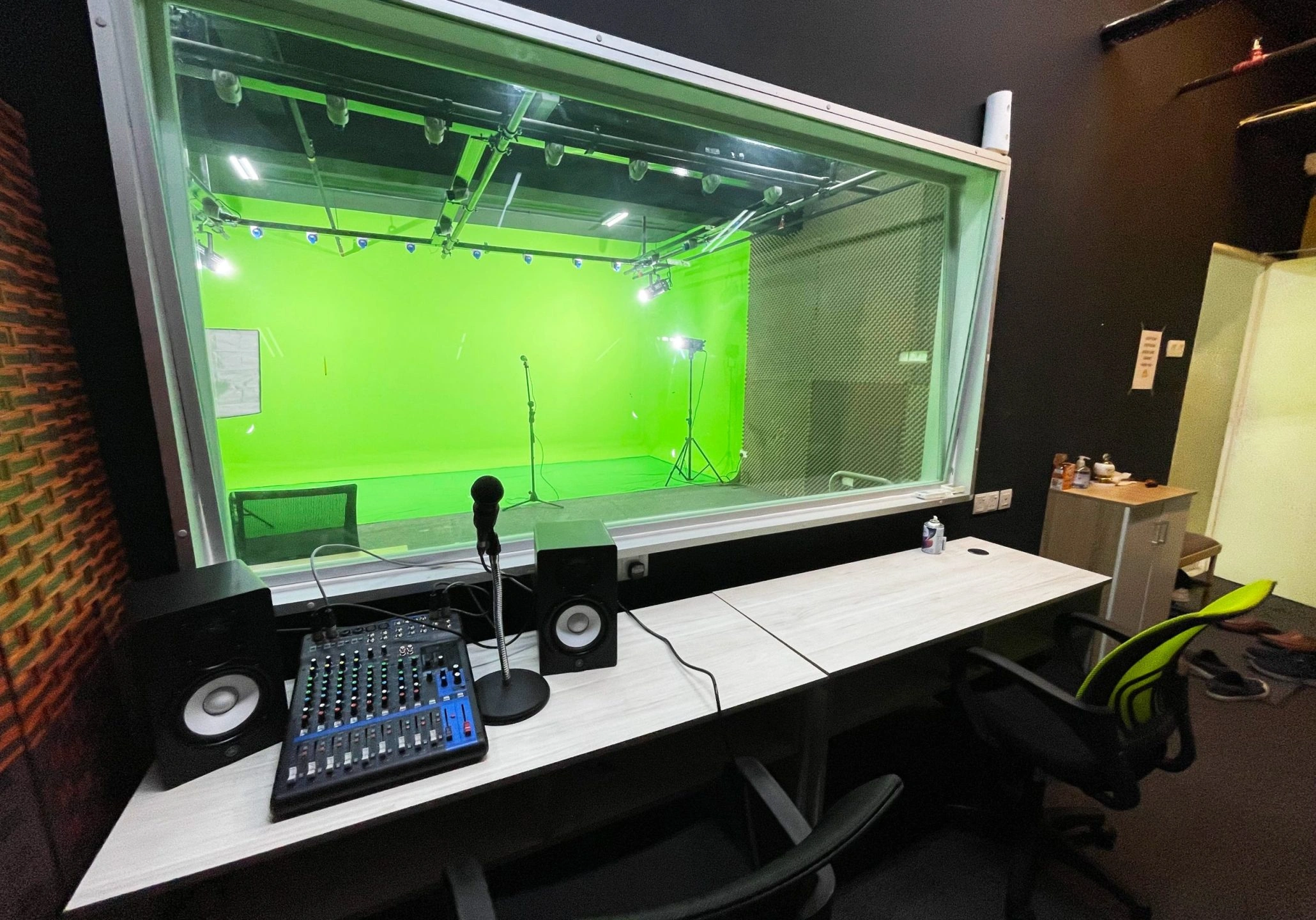 Green Screen Studio Producer Room